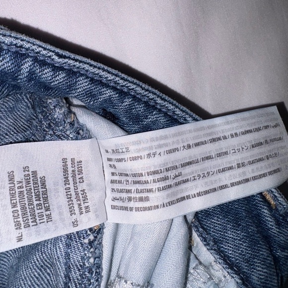 Hollister Size 3/26 Medium Wash Distressed Ultra Hi Rise Mom Jeans - Picture 8 of 10